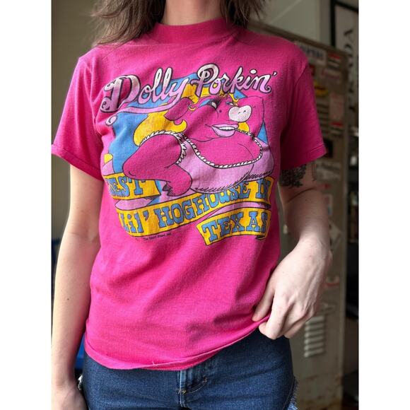 Vintage 80s Dolly Porkin’ Novelty T-Shirt | Hot Pink 50/50 Tee | Texas | Size M - Picture 2 of 12